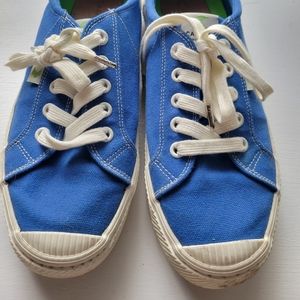 Cariuma blue sneakers